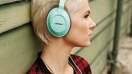 Uma jovem com headphone BOSE