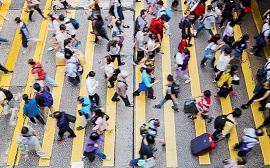 Pessoas atravessando a rua