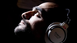 Homem com headphone Roland ouvindo música por streaming