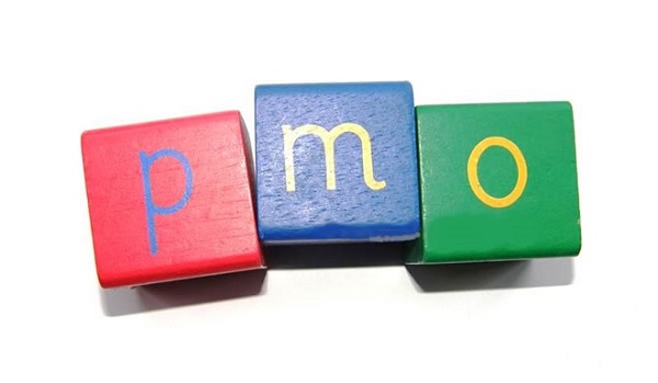 Ilustração com as letras P M O