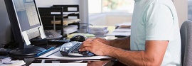 homem trabalhando no computador