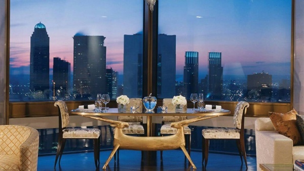 Mesa de jantar arrumada e vista da cidade