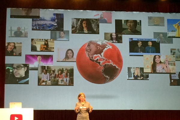Um olhar dentro da cultura do Youtube Wojcicki, ceo do youtube, dando palestra