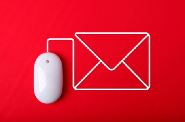 um mouse ligado a uma carta de email