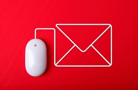 um mouse ligado a uma carta de email