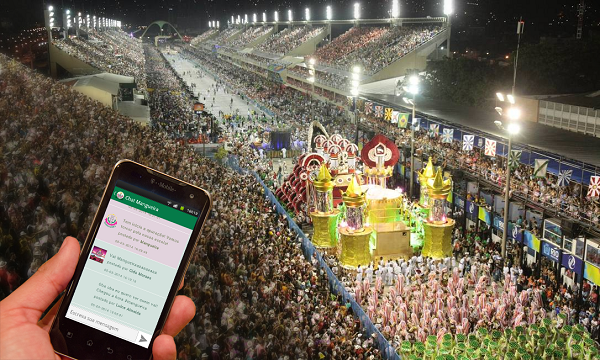 Foto de um folião acessando o App na arquibancada