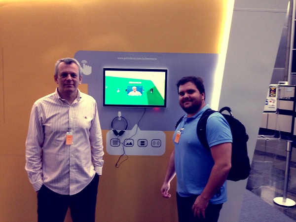 O CEO e o designer da Go2web em frente ao stand da Petrobras
