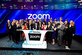 Equipe da Zoom comemorando IPO