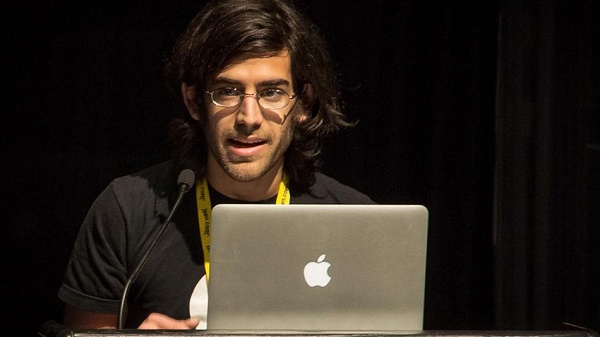 Aaron Swartz mexendo em um macbook