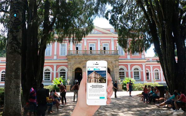 Ilustração do app blutip recebendo notificação do museu