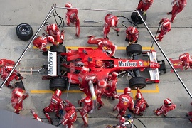 Técnicos da fórmula 1 em torno do carro