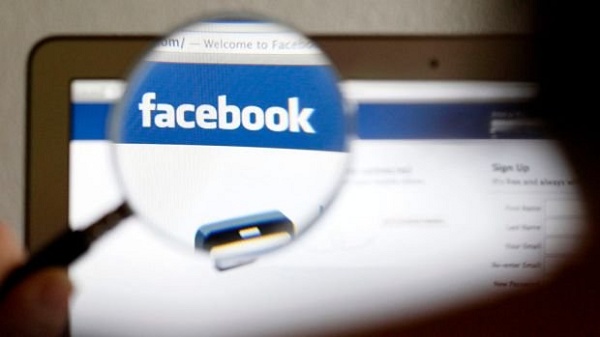 lupa na logo do facebook